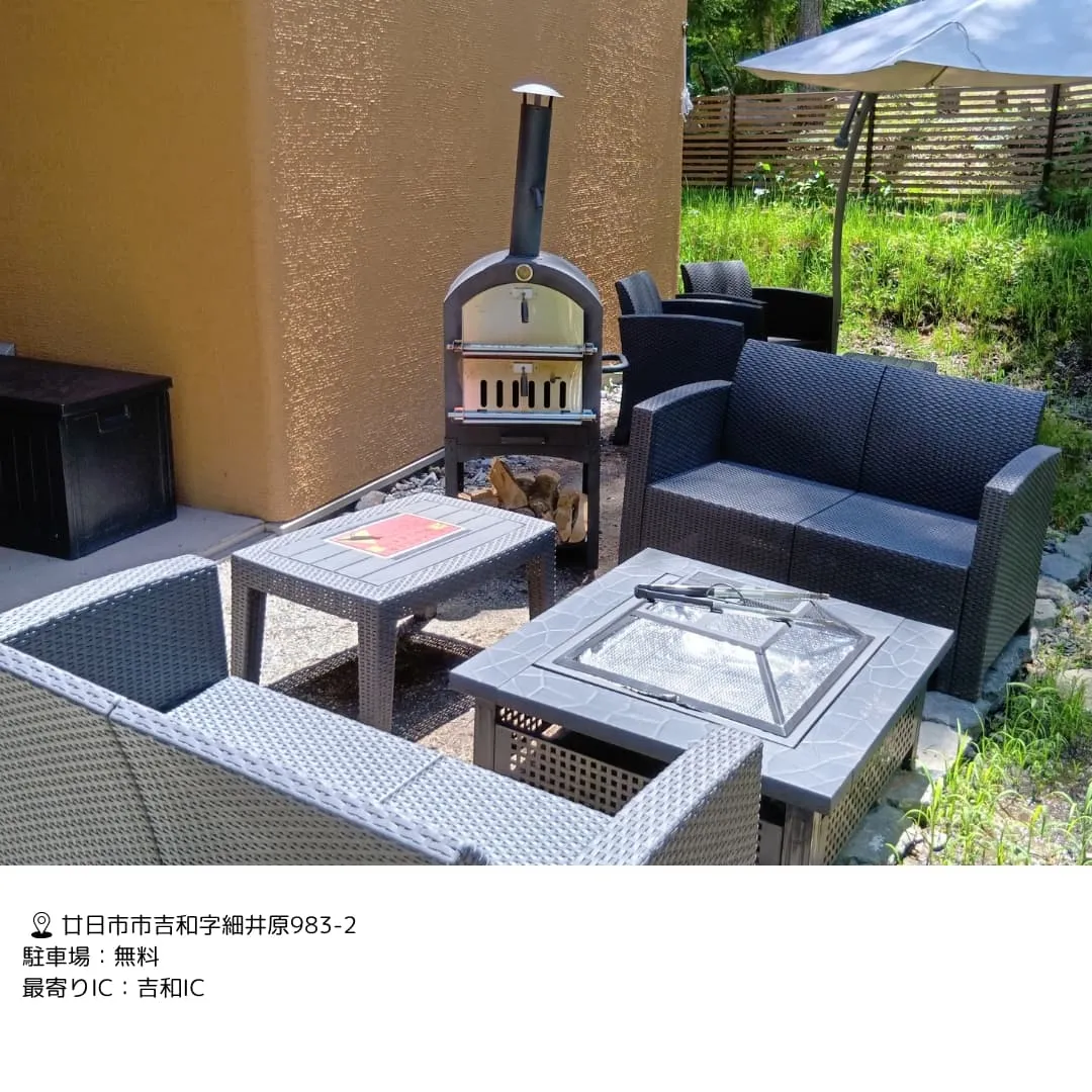 自然に囲まれた森の中、心地よい風とささやく木々の音に耳を傾け...